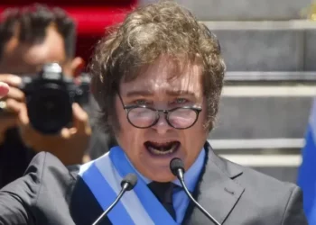 Milei desiste de retórica anticomunista e pede dinheiro à China