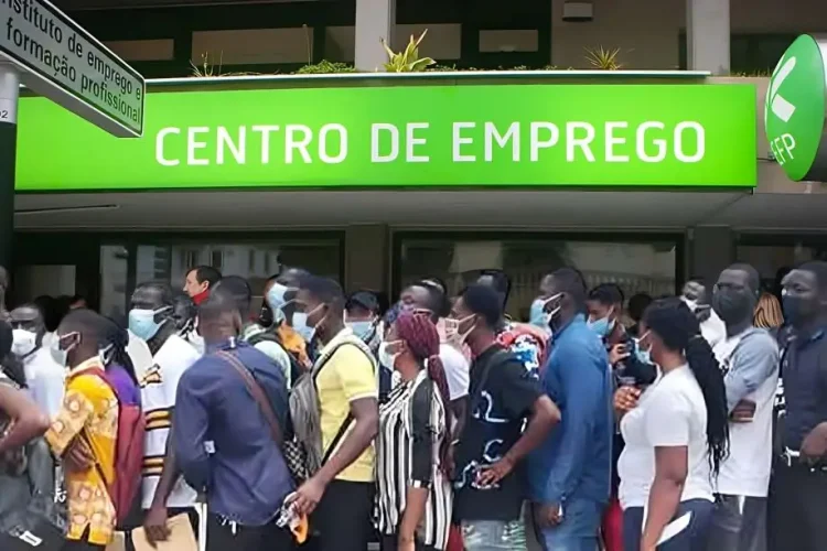 Taxa de emprego atinge 64,4% no terceiro trimestre