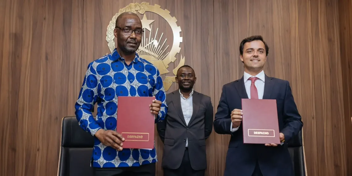 Secretário de Estado do Turismo, Augusto Kalikemala, em segundo plano