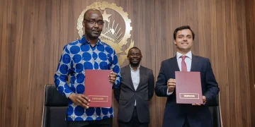 Secretário de Estado do Turismo, Augusto Kalikemala, em segundo plano