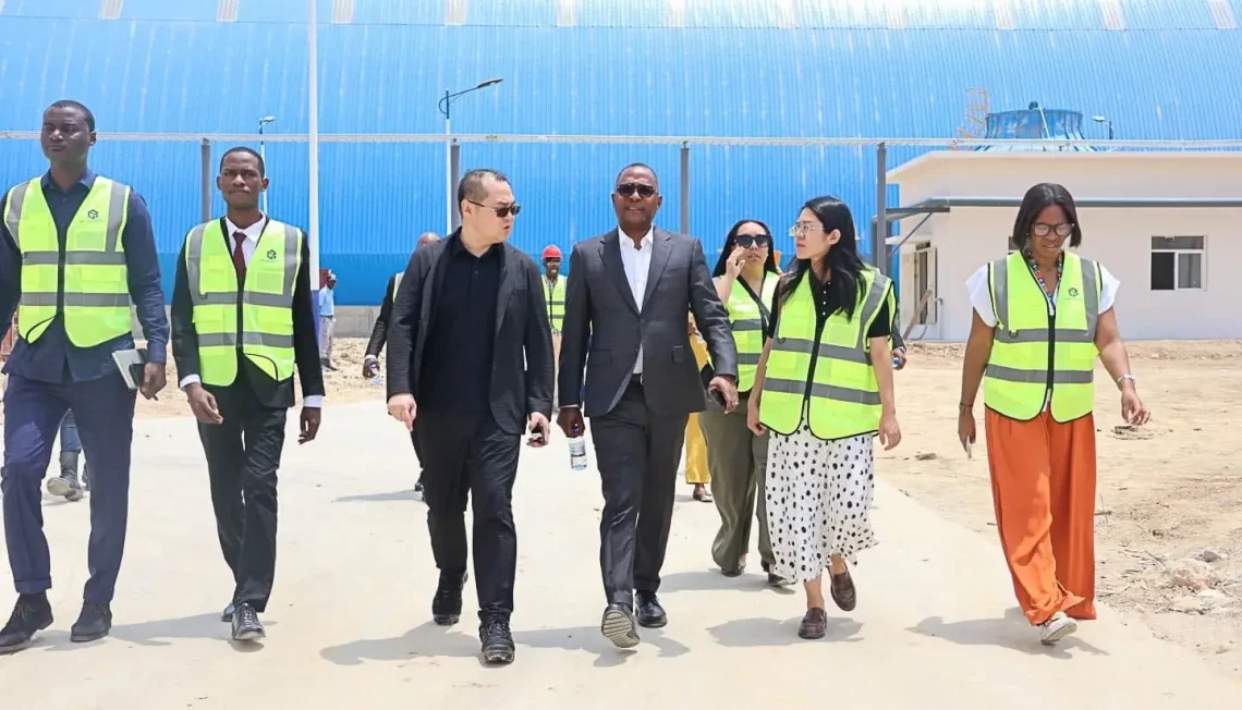 Visita do secretário de Estado para a Indústria, Carlos Rodrigues, à nova fábrica de cimento do Sequele