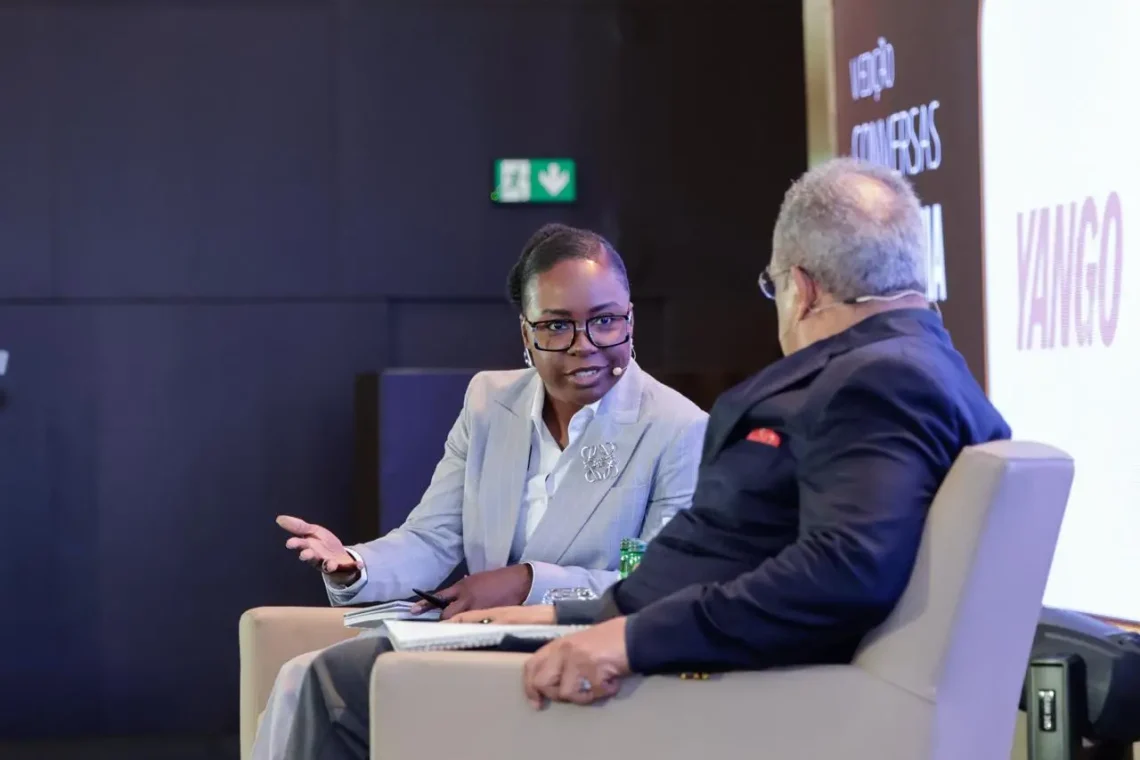 Quinta edição do debate Economia 100 Makas do economista e jornalista Carlos Rosado de Carvalho com a ministra das Finanças, Vera Daves de Sousa