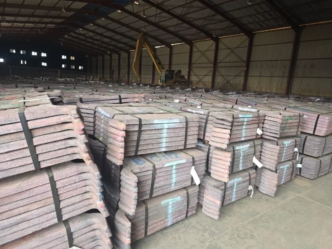 Placas de cobre em armazém da LAR na RDC