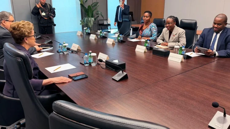 A ministra Vera Daves de Sousa e a presidente do Novo Banco dos Brics, Dilma Rousseff