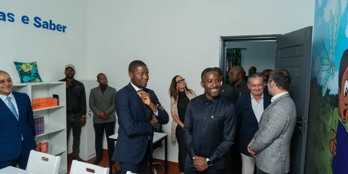 Standard Bank apetrecha bibliotecas em escolas do Huambo