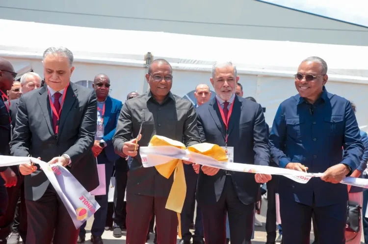 Inauguração da fábrica de óleo alimentar, em Luanda