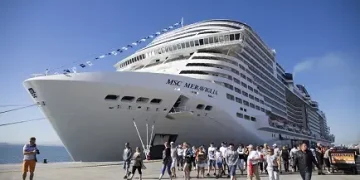 Navio de cruzeiro no Porto de Luanda